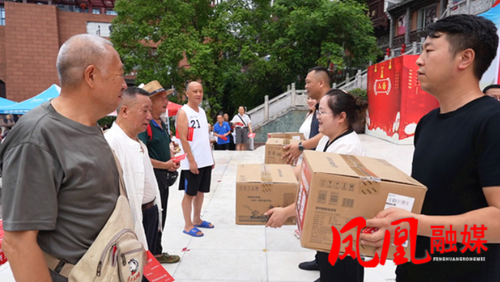 凤凰：拥军优属庆“八一” 家电捐赠暖人心