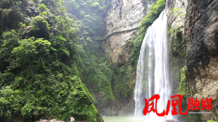 凤凰县：炎炎夏日 游飞水谷景区享清凉