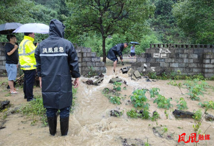 凤凰县水打田乡:干群合力筑牢汛期安全堤坝