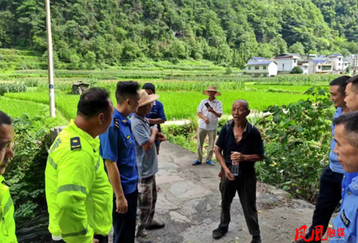 凤凰县禾库镇：“警”急出动 救助走失老人安全回家