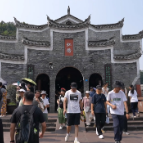 世界旅游日  凤凰古城：各地游客纷至沓来 节前旅游市场持续火热