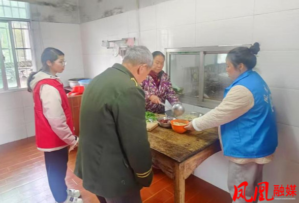 凤凰县木江坪镇：寒冬暖意浓 饺子香人心