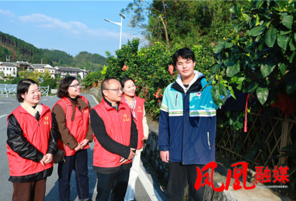 总书记抱过的孩子长大了——凤凰县高中生王子尧和他家乡菖蒲塘的十二年