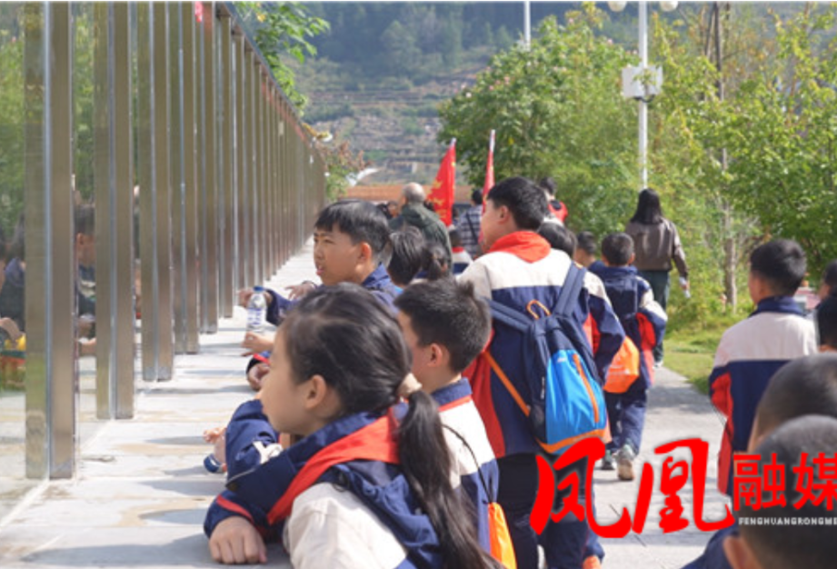 秋季研学热潮涌动 贵州300余名学子赴中华大熊猫苑开展秋季研学