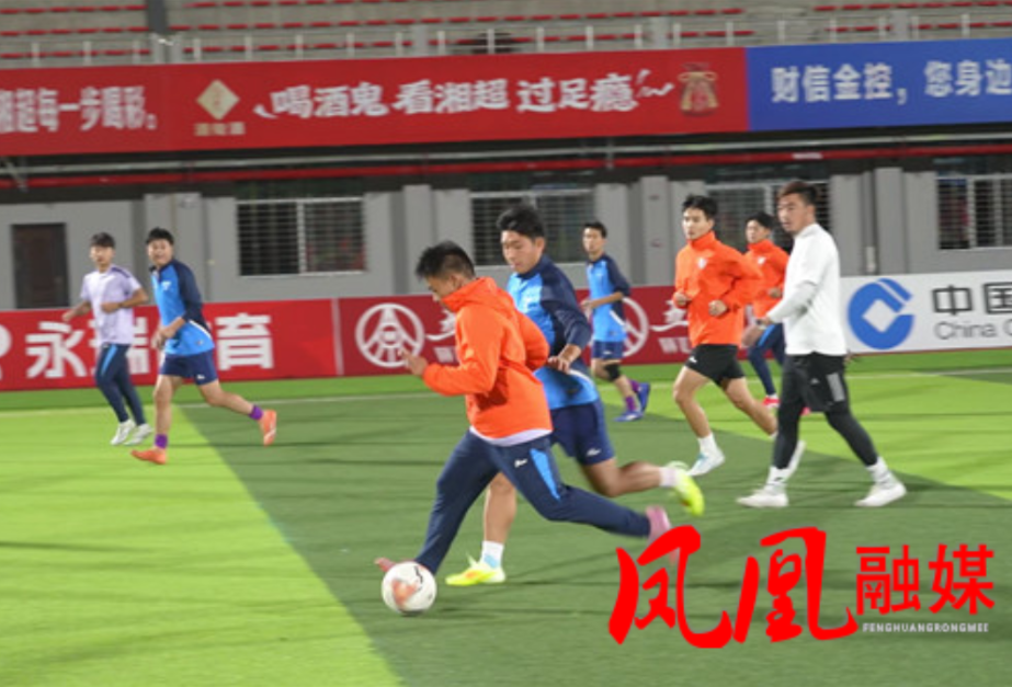 湘西队和张家界队赛前积极热身备战