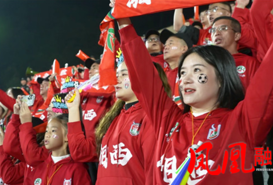 湘超湘西主场激战张家界 球迷热情点燃“湘西德比”之夜