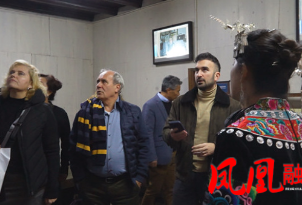 匈牙利代表团到访凤凰古城 沉浸式感受湘西文旅魅力