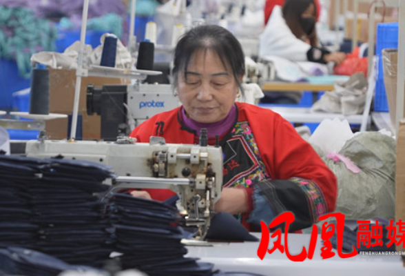 “乡村车间”激活产业振兴新引擎:楼上安居 楼下乐业 苗乡“幸福车间”让日子有奔头