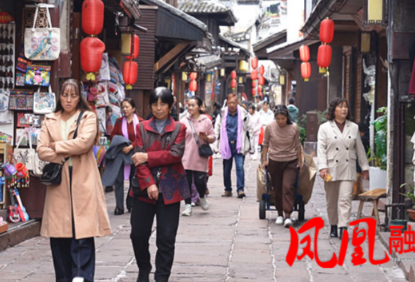 凤凰古城:游客漫步古城 尽享秋日好时光