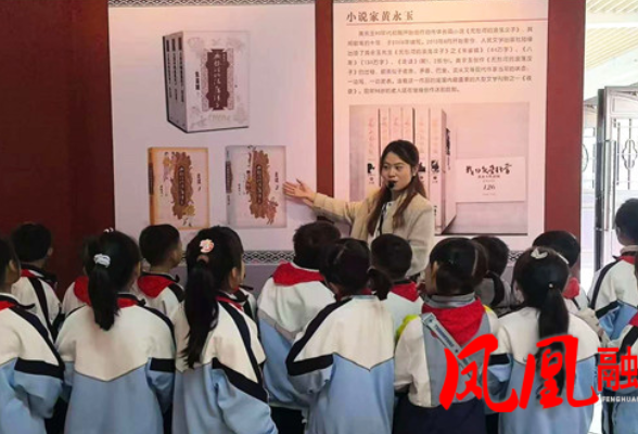 凤凰县文昌阁小学:徒步行古城 研学承薪火