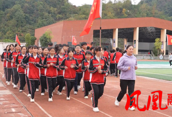 凤凰县:校园体育大课间亮点纷呈 活力与文化共促少年成长