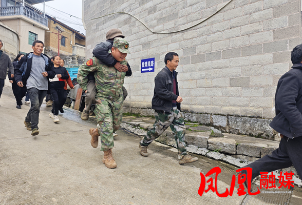 凤凰县千工坪镇开展地质灾害应急演练 以练筑防护民生