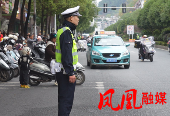 多部门联动出实招 为凤凰县箭道坪第二小学“放学堵”保畅护航