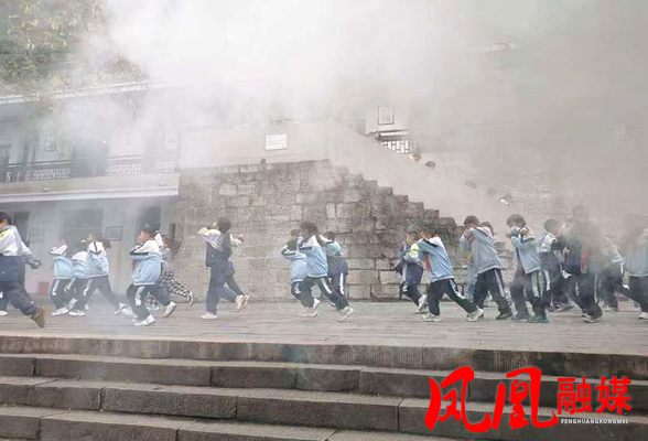 凤凰县文昌阁小学开展消防安全演练