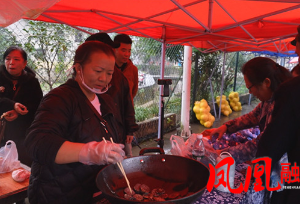 湖南省政协携手湖南省文联在凤凰县东子山村开展志愿服务演出暨农产品直播活动