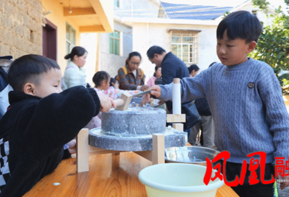 凤凰县：红领巾趣课堂走进满家村 农耕体验解锁成长新玩法