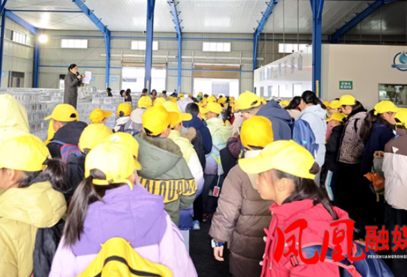 凤凰县青少年学生校外活动中心小记者探访凤凰井泉食品