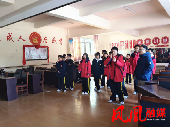 凤凰县育英民族学校开展全校学生视力筛查