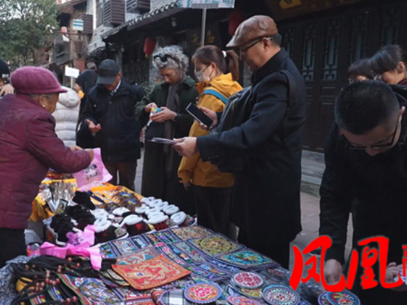 凤凰古城2025年入境游火热 接待境外游客近20万人次