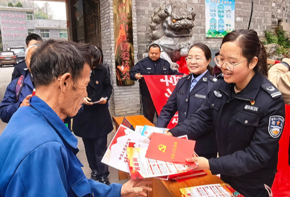 苗语乡音传法治 墟场普法暖民心——凤凰县司法局国家宪法日宣传活动走进凤凰县山江苗寨