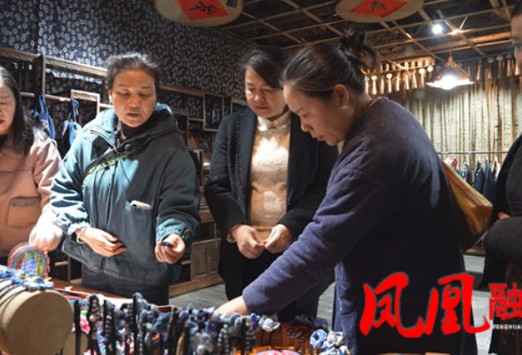 湘西州人大代表凤凰代表团第二代表小组开展文旅行业调研