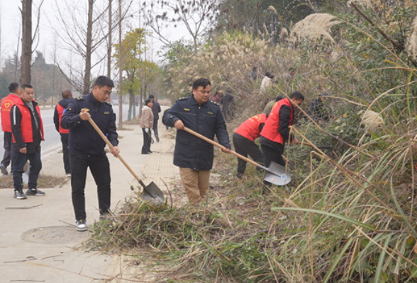 荒废公园集中清理 同心协力焕新园