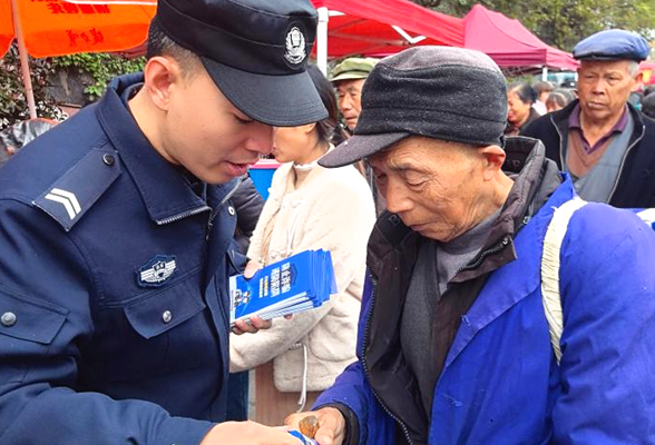 凤凰法院:宪法宣传进乡村 阳光普法暖民心