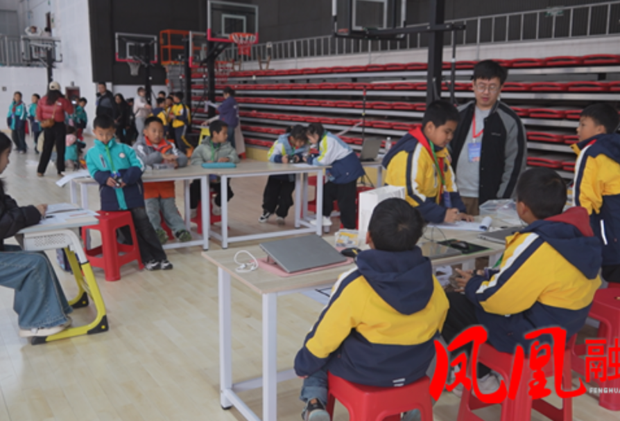 科技燃情赛场,青春筑梦未来 ——“奔跑吧・少年”2025 年凤凰县青少年科技体育赛事开赛