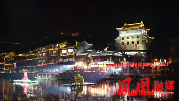 凤凰古城：游客元宵节泛舟沱江打卡璀璨夜景