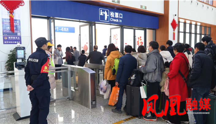 春节假期“余额不足” 凤凰古城迎来返程客流高峰