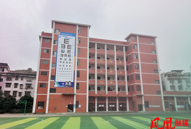 箭道坪第二小学：挂置巨幅视力测试表 助力学生课间护眼