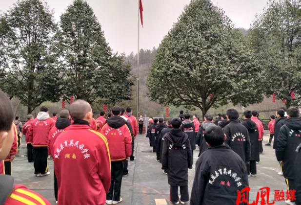 传承雷锋精神  凤凰县育英民族学校积极开展“校园追‘锋’，向光而行”活动