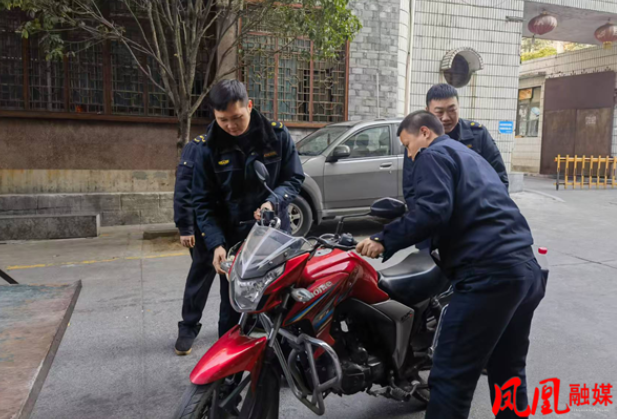 凤凰县城管执法局：整治路域环境，让城市有“颜”又“安全”