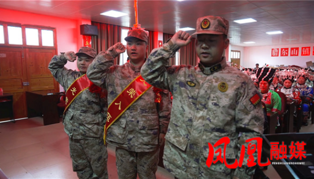 凤凰腊尔山苗族同胞盛装欢送新兵