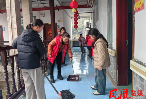 凤凰县齐良桥学区到敬老院开展学雷锋活动