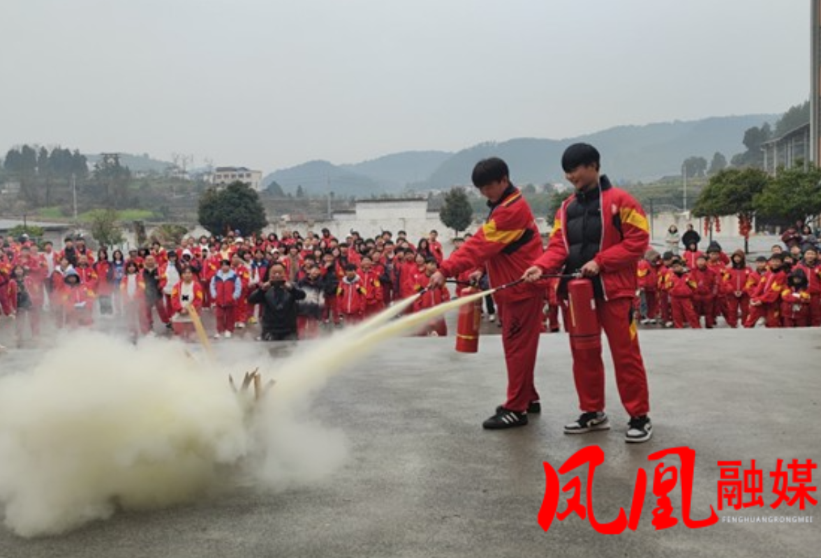 凤凰县廖家桥镇联合县文武学校开展消防演练活动