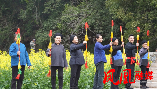 祖孙齐心传承霸王鞭 非遗文化焕发新活力