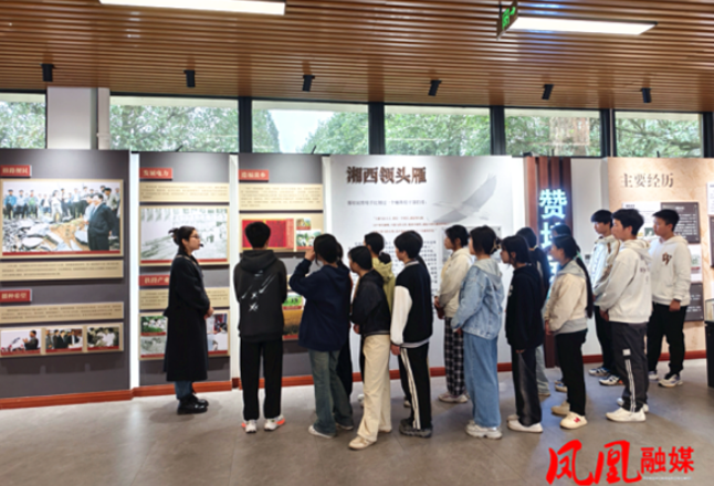 凤凰县吉信学区在郑培民红色教育基地开展缅怀活动