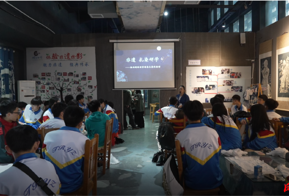 体验非遗技艺 传承文化之美：铜仁一中千余名学子沉浸式探索苗族蜡染匠心之旅