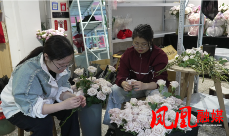 一束花 满满爱：母亲节来临 花店全力迎接“鲜花潮”