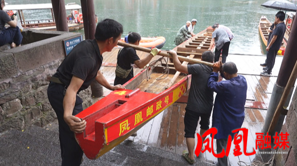  龙舟下水 备战端午龙舟赛