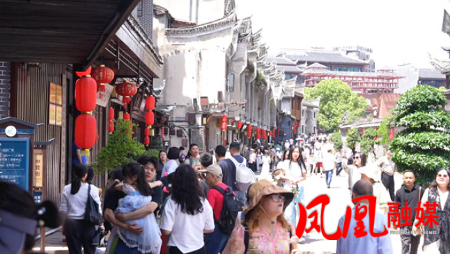 凤凰县：“五一”假期文旅市场火爆接待国内外游客35.69万人次