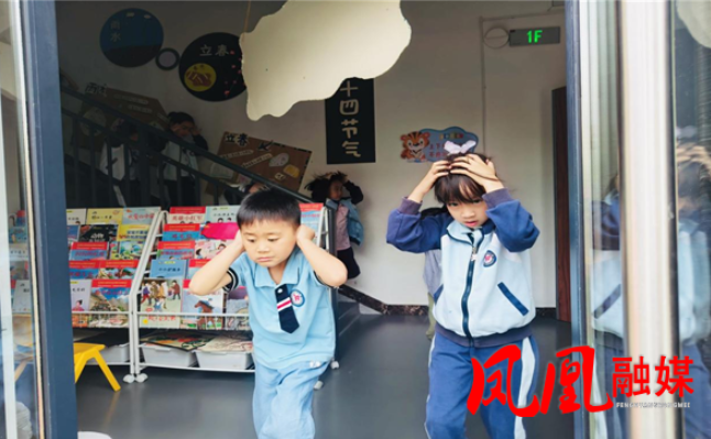凤凰县九里边城幼儿园开展防踩踏安全教育活动