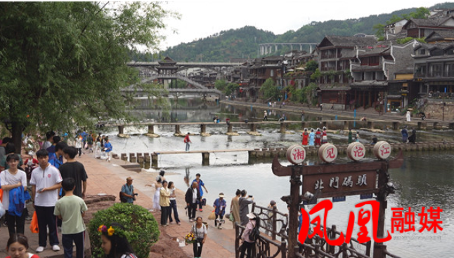 雨后古城美如画 游客悠然赏古韵