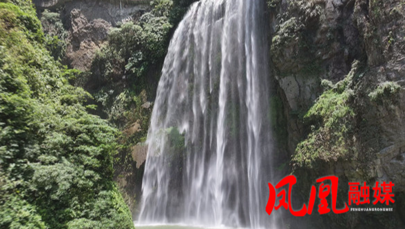 夏季游凤凰|飞水谷景区：百米银绸接天挂  飞天瀑迎来最佳观赏季