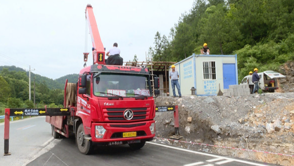 千云公路废旧工棚拆除 路域整治为乡村振兴添彩