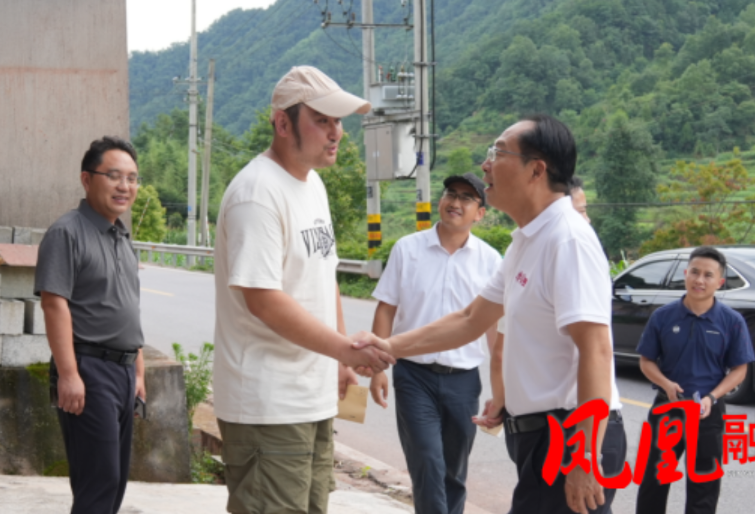 毛家走访慰问生活困难党员 向全县广大党员致以节日问候