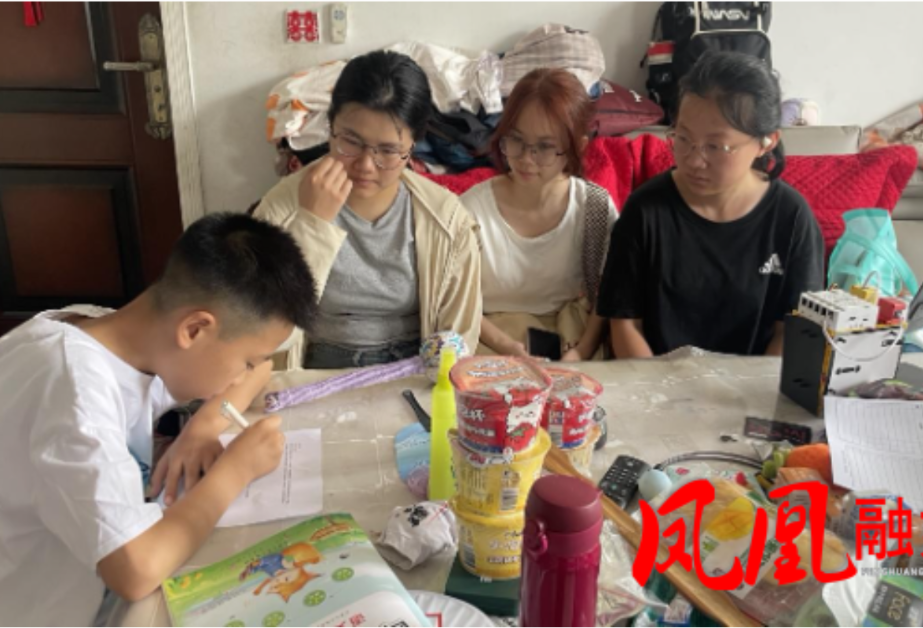 凤凰县虹桥社区与中南大学携手深耕“七彩假期” 共筑志愿服务新篇 