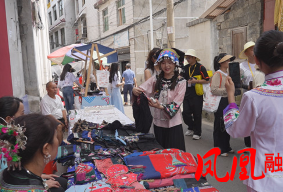 凤凰县委统战部：“石榴侠”带您苗寨赶集