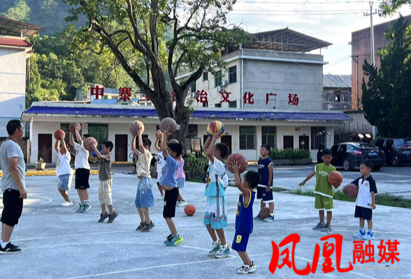 篮球,汗水,笑声:一个村庄的暑期“脱机”计划